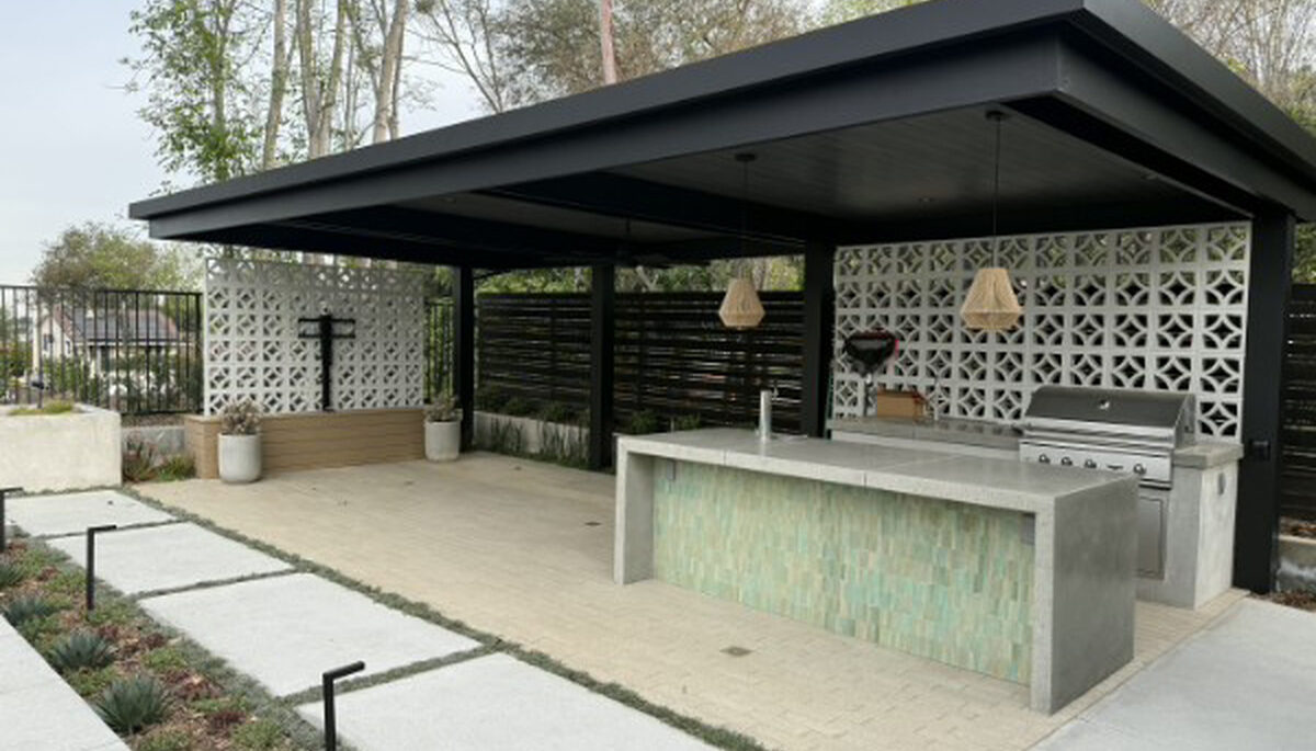 Freestanding black 4K aluminum patio cover over a tiled outdoor bar in Mission Viejo, CA